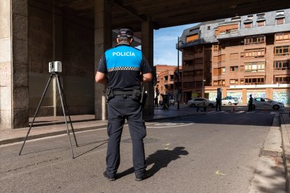 Un agente del equipo de Reconstrucción de Accidentes realiza mediciones en el lugar.