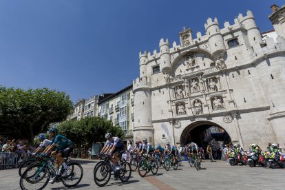 Imagen de la salida de la Vuelta a Burgos del año 2022.