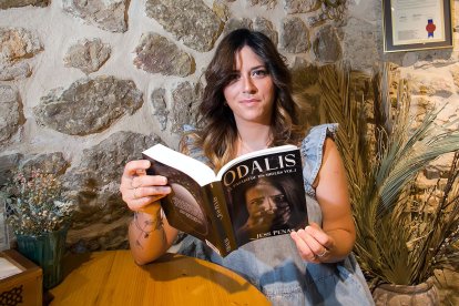 La escritora Jess Penas, con un ejemplar de 'Odalis', su primera novela.