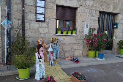 Los cuentos reviven en las fachadas de las casas de la localidad de Olmillos de Sasamón.