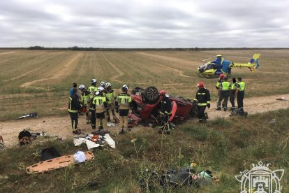 Los servicios de emergencia intervienen en el lugar del accidente