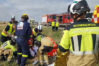 Los equipos de emergencia atienden a una de las víctimas.