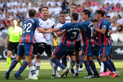 En el centro, Elgezabal, durante el partido ante el Huesca.