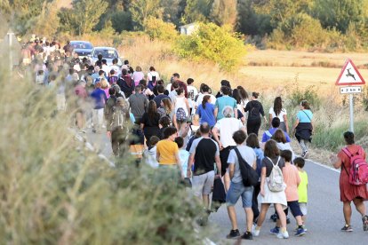 Andarines de todas las edades partieron desde la localidad burgalesa
de Agés con destino Santovenia de Oca colaborando con Cruz Roja
Burgos.