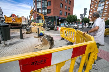 Un vecino observa el avance de las obras del Servicio de Aguas de Burgos en el cruce de la calle San Juan de Ortega con la avenida de la Constitución.