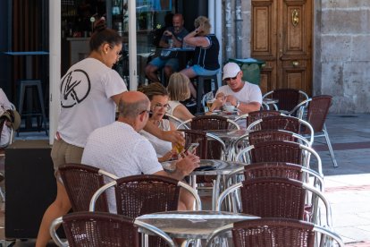 Los hosteleros ajustan horarios y días de apertura en función de la disponibilidad de personal al no poder cubrir toda la demanda.
