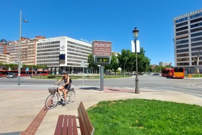 El termómetro de la Plaza de España marcaba 39 grados a las 13 horas del mediodía del domingo.