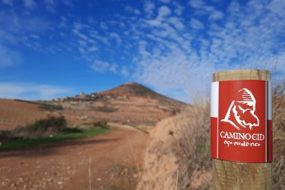 Una de las balizas del Camino del Cid, en el que se realizarán cerca de 2.500 intervenciones a lo largo de sus 1.500 km de recorrido.