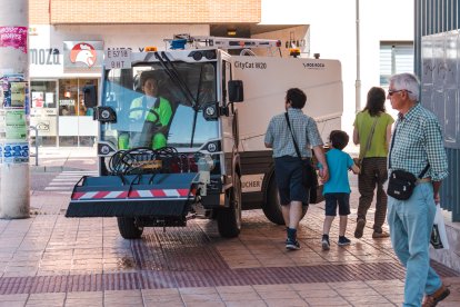 Los trabajos de limpieza a fondo de las calles y aceras de la ciudad han arrancado en San Pedro de la Fuente.