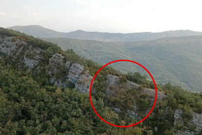 La imagen del helicóptero muestra el lugar donde se quedó atrapada la joven montañera.