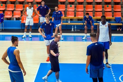 Diego Ocampo dirige su primer entrenamiento en El Plantío con los once jugadores de la primera plantilla del club azulón de la temporada 2023/2024.