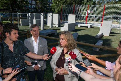 La alcaldesa, Cristina Ayala, en la inauguración de la primera pista de 'parkour' de Burgos.