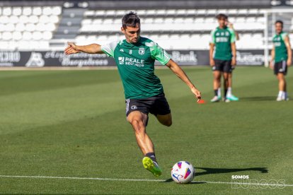 Ander Martín chuta durante la preparación del partido contra el Oviedo.