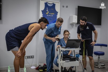 Ignacio Rosa observa los resultados de sus pruebas médicas con los profesionales de la clínica.