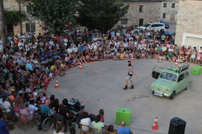 El artista Javier Ariza representa ‘Carman’. en San Millán de Juarros.