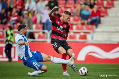 Durdov intenta chutar ante la oposición de un jugador del Espanyol.