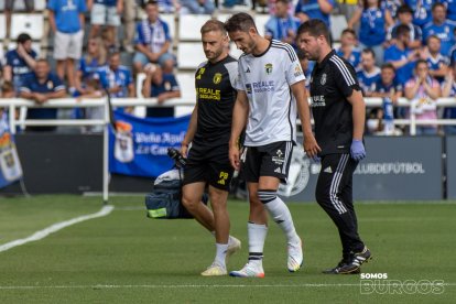 Unai Elgezabal tuvo que ser sustituido en Oviedo debido a un dolor detectado en la región gemelar de su pierna derecha.