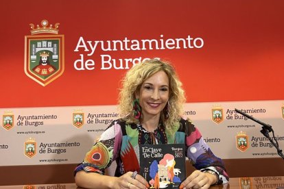 Blanca Carpintero muestra el programa del Enclave del año pasado.