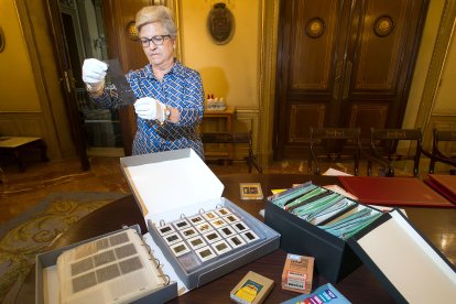 María Covadonga Soto revisa los negativos de su padre, el fotógrafo burgalés Virgilio Soto, tras la entrega de su fondo completo al Archivo Provincial.