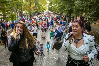 Decenas de personas disfrutan de la primera sesión de Bailes de Tarde.