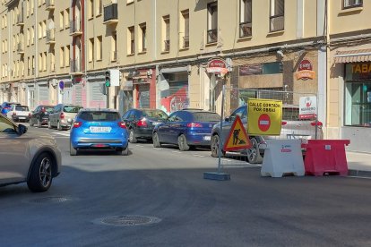 Un cartel avisa en la calle Zatorre de que Santa Clara está cortada y no hay salida.