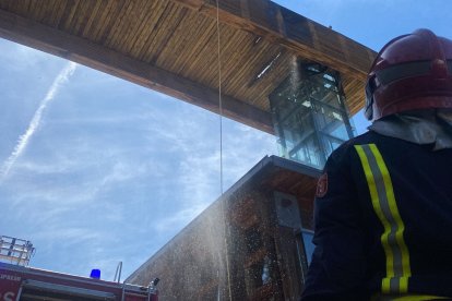 Los bomberos quintanaros, en plena intervención.