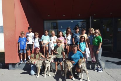 Niños del cívico y miembros de la Residencia Canina Ramos con los lobos.