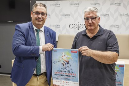 Germán Martínez, gerente de Fundación Caja Rural Burgos y Fernando Esteve, responsable del Club de Tenis Miranda