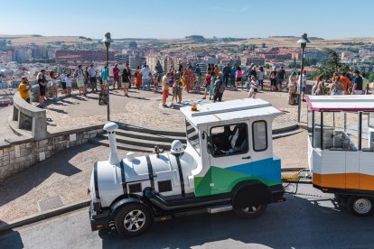 Un grupo de viajeros, en el mirador del Castillo, este verano, tras apearse del tren turístico.