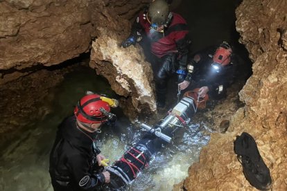 La última expedición en el interior del Pozo Azul culmina con el descubrimiento de 660 nuevos metros.