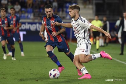 Imagen del partido entre el Huesca y el Mirandés