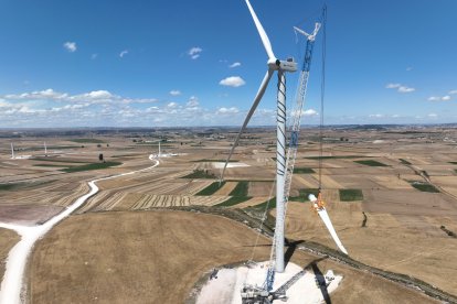 Montaje de palas en el parque eólico Buniel de Iberdrola.