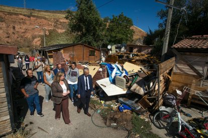 La alcaldesa de Burgos, Cristina Ayala, y el delegado de la Junta de Castilla y León, Roberto Saiz, visitan el poblado chabolista de El Encuentro.