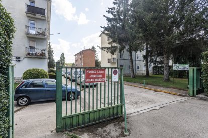 Acceso a la urbanización de Parralillos, levantada a mediados de siglo XX para los trabajadores de la desaparecida Cellophane.