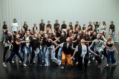 Un instante del ensayo de la coreografía que protagonizará esta tarde el alumnado del centro en el casco histórico de Burgos.