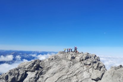 Alcanzar la cima es la mejor recompensa tras el esfuerzo en la montaña.