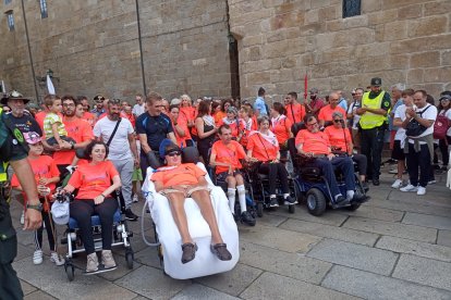 La Asociación CompostELA culmina su tercer Camino de Santiago en la plaza del Obradoiro.