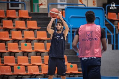 Álex Barrera, durante un entrenamiento de pretemporada.