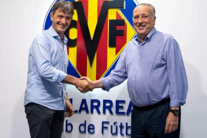 Pacheta y el presidente del Villarreal, Fernando Roig, tras sellar el acuerdo.