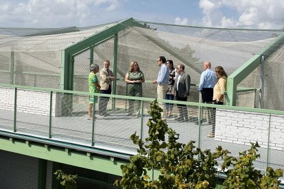 Los responsables municipales durante una visita al Centro de Biodiversidad de Burgos, que destaca por el nuevo aviario.