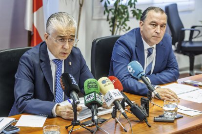 El delegado de la Junta en Burgos, Roberto Saiz, y el director provincial de Educación, José Antonio Antón, durante la presentación del nuevo curso.