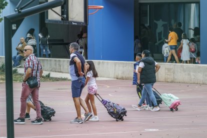 Imagen de alumnos asistiendo a las aulas el primer día de curso.