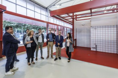 Un momento de la visita al Mercado Norte provisional de la alcaldesa, Cristina Ayala, y parte del equipo de Gobierno.