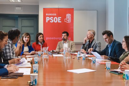 El secretario regional del PSOE, Luis Tudanca, y la
secretaria general del PSOE de Burgos, Esther Peña, han presidido la Interparlamentaria socialista celebrada esta mañana en el Teatro Principal.