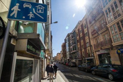 Empresarios de la calle Santa Clara plantean el cierre al tráfico de esta vía durante los fines de semana.