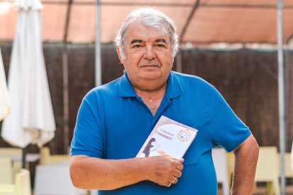 El escritor José Marrón, con un ejemplar de su novela 'Calumnia'.