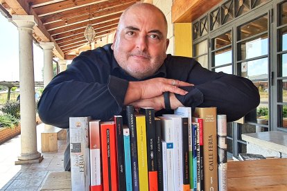 José Ignacio García, acompañado por los títulos que protagonizan ‘La llamada de los libros’.