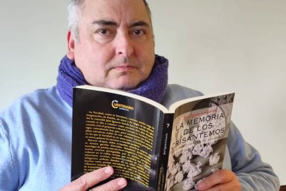 El escritor José Ignacio García, con un ejemplar de 'La memoria de los crisantemos'.