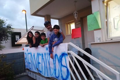 Amigos y familiares recibieron a la familia burgalesa en su casa tras regresar de Marruecos.