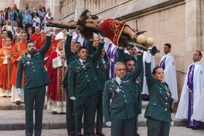 El Santo Cristo de Burgos portado a hombros para incorporarse a la procesión.